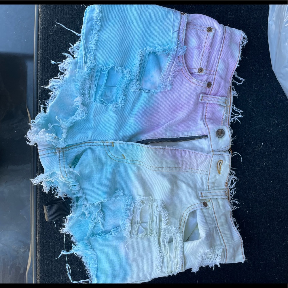 Pastel tie dye Levi shorts
